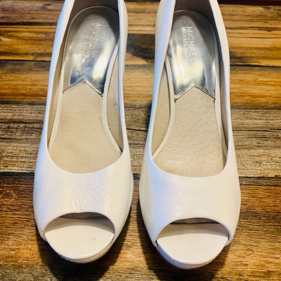 Micheal Kors 4 inch white high heel - Picture 2 of 5